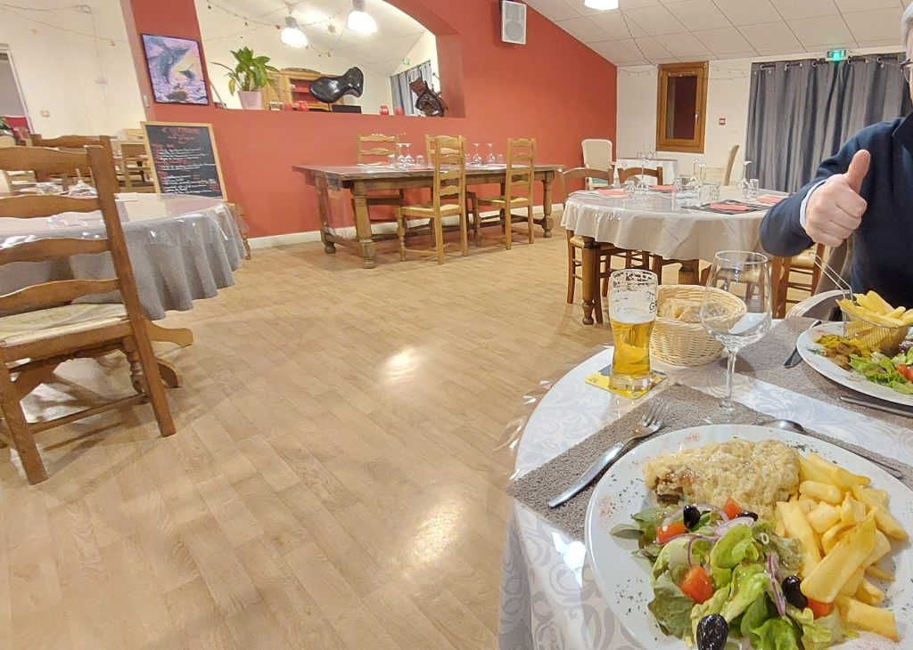 Muut vieraat rallissa, me syömässä.